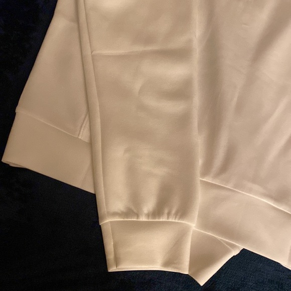 I’m selling this set of new white pant&sweater - Picture 8 of 16